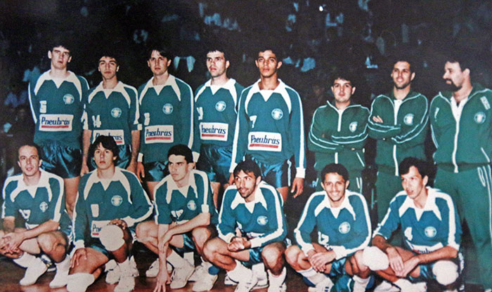 oS IRMÃOS Sergio (2º de pé da esq. p/ a dir.), Alex (agachado, 4º da esq. p/ a dir.) e José Eduardo (1º da esq. p/ a dir.), na equipe do Bom Pastor, em 1991 (Foto: Acervo de família) 