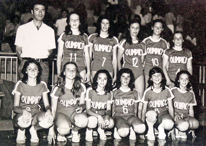  leila Bara (1ª agachada da esq. para a dir.) na equipe de vôlei do Olímpico. De pé, seu primo e técnico, Pedro Edison (Foto: Acervo de Família)