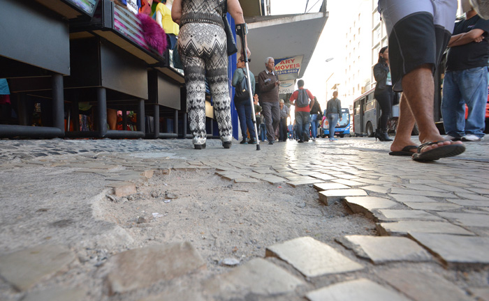 Getúlio Vargas longe da revitalização 1 Calçadas Quebradas são um obstáculo a mais para os pedestres que já têm dificuldades em se locomover na avenida (Foto: Marcelo Ribeiro)