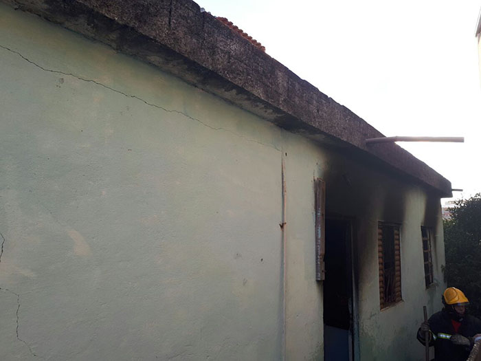 Família é orientada a deixar casa por risco de desabamento após incêndio em São João del-Rei 1 incêndio em SJDR