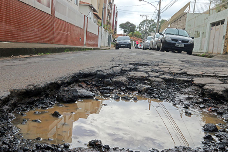 Buracos atrapalham fluxo de veículos no São Mateus 1 vu guiçuí