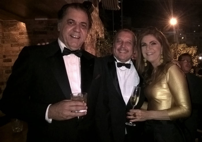 O aniversariante Omar Peres, Thadeu Santos e Lenise Figueiredo em noite 'black tie' no Hippopotamus, no Rio 