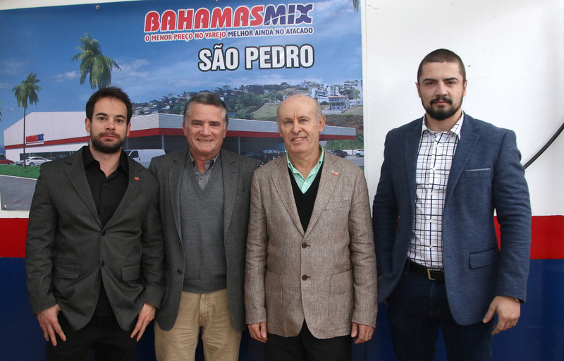 O presidente do Grupo Bahamas, Jovino Campos e o vice Paulo Roberto Lopes com os diretores Fernando Lopes Reis e Carlos Henrique Reis no canteiro de obras da nova unidade em São Pedro Foto: Fernando Priamo