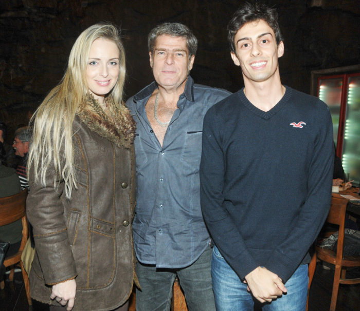 Érika e Zeíto Calixto com o filho Juan clicados na Assunta FOTO: ANDRÉA OTTONI