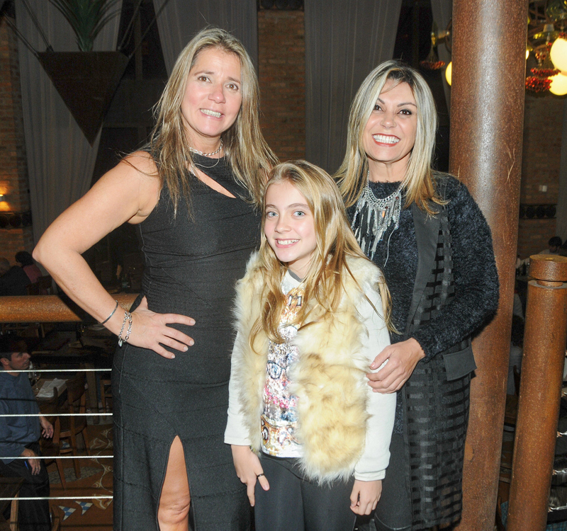 Deninha Toledo e Kiki Toledo (com a filha Leandra) em noite de festa Foto: Andréa Ottoni