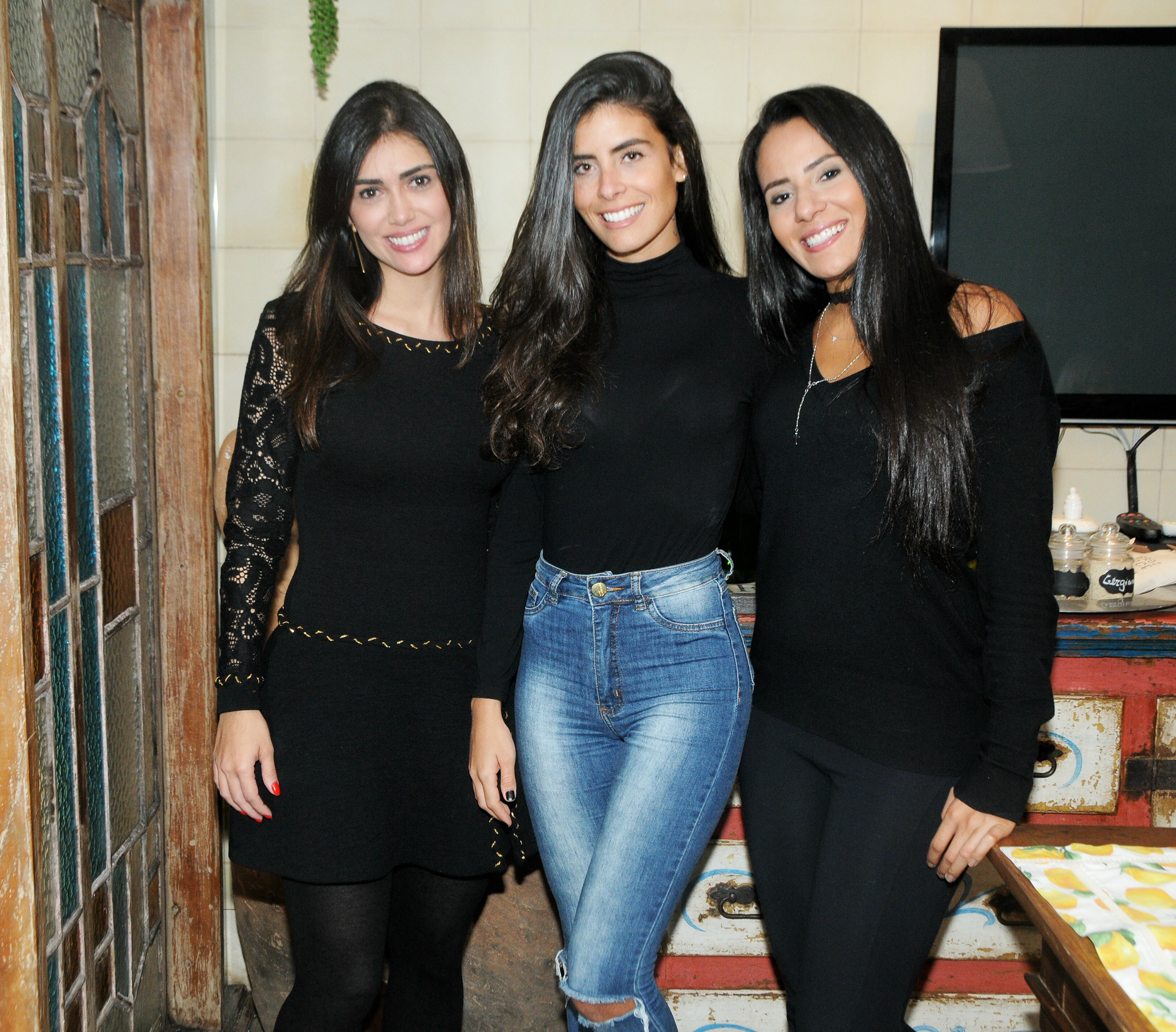 Na fronteira da ‘guerra’ carioca 3 Renata Mota Duarte com as irmãs Victória e Marcela Mariano em recente jantar Foto: Andréa Ottoni