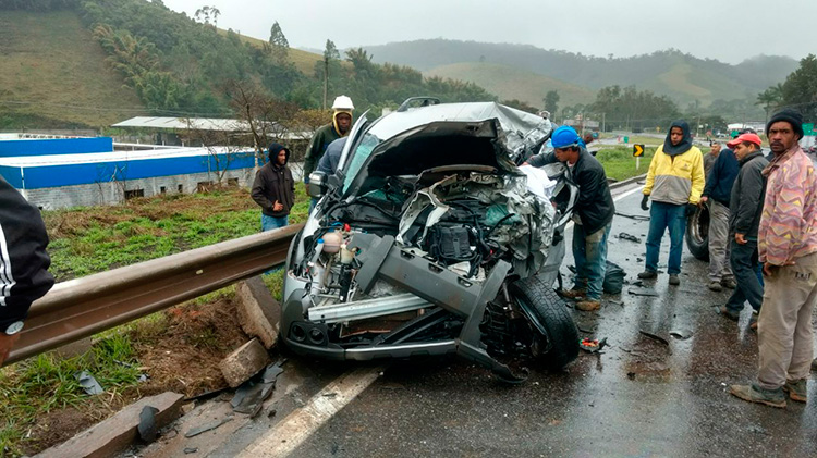 Morre mulher que estava em Doblò atingido por carreta na BR-040 1 Acidente Santos Dumont Antônio Carlos Evangelista