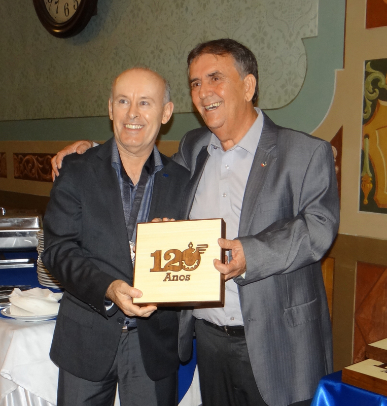 O vice-presidente do Grupo Bahamas, Paulo Roberto Lopes, foi um dos diretores da Associação Comercial homenageado pelo presidente Aloísio Vasconcelos com a "Comenda Daniel Pinto Correa" nas comemorações dos 121 anos da entidade Foto: Aline Dilon