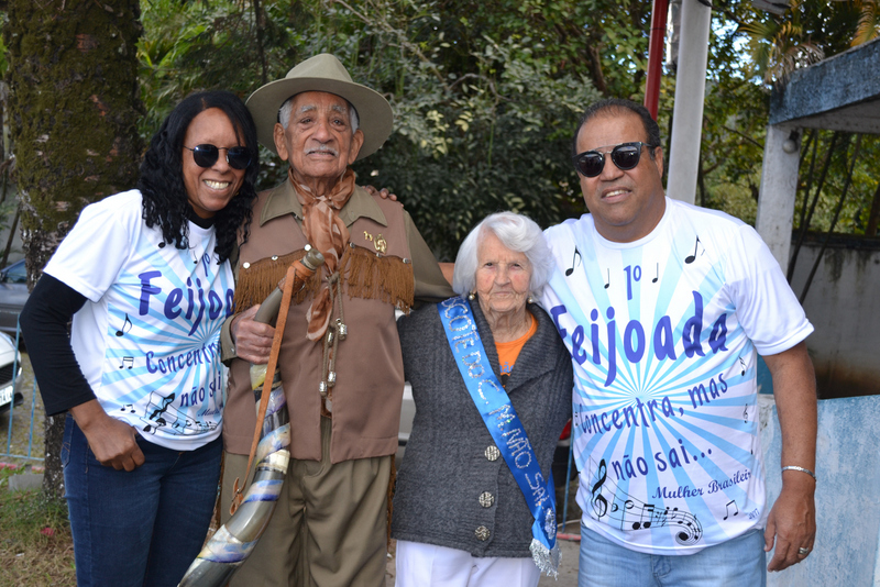 Na feijoada do Concentra, mas não sai... os anfitriões Maria e Willian Cesar Chopinho ladeando Adelino Santos (98 anos) e a rainha do bloco, Lourdes Trovato Rezende (85 anos) Foto: Toninho Carvalho