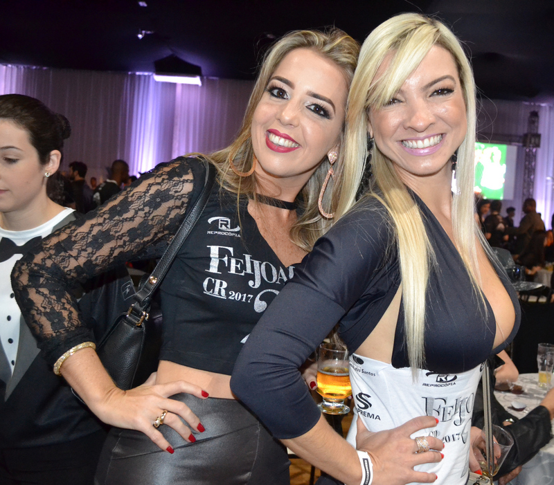 Carolina Micarello e Rafaela Segregio, em ritmo de feijoada Foto: Toninho Carvalho