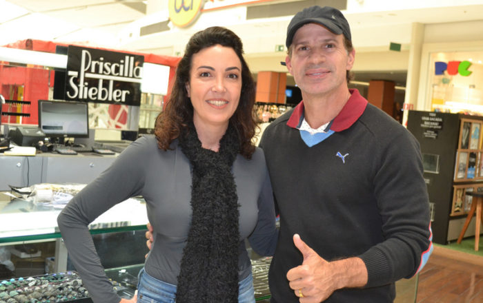Presidente da Santa Casa, Renato Villela Loures será homenageado em Além Paraíba 2 Priscilla Stiebler e o ex-craque Túlio Maravilha clicados no Independência Shopping. Foto: Toninho Carvalho