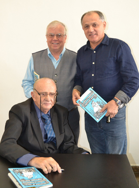 Autor Ibiapina faz sucesso no MAMM 2 Também na prestigiada manhã no MAMM, o professor Ibiapina com José Natalino do Nascimento e Marcus Casarin Foto: Toninho Carvalho
