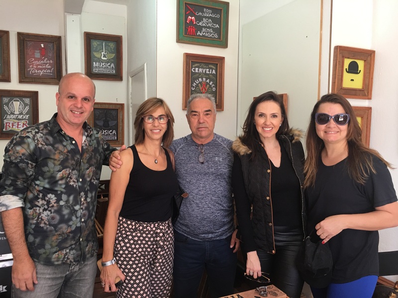 Recebendo amigos em Tiradentes: Marco Túlio Ballesteros recebeu Dymara e João Matos, Daniele Siqueira e Patrícia Maestrini no showroom da Laud, em Tiradentes. O espaço faz sucesso no centro histórico pelas bonitas peças de decoração com mensagens criativas, que são produzidas exclusivamente com madeira de demolição das centenárias fazendas mineiras. 