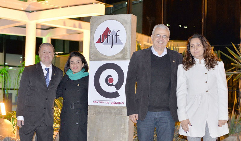 O diretor do Centro de Ciências, Eloi Teixeira César, a vice-reitora da UFJF, Girlene da Silva, o reitor Marcus David e a pró-reitora de Extensão, Ana Lívia Coimbra. Foto: Alexandre Dornelas