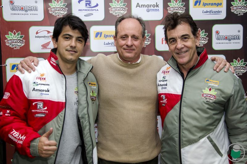 'Coq' do Ibitipoca Off Road: O lançamento da loja oficial do 28º Ipiranga Ibitipoca Off Road, aconteceu durante um 'coq' no Mister Shopping, tendo como anfitrião o coordenador do rally Manoel Resende com o filho Thiago, ladeando o inspetor da PRF, Wallace Wischansky . Aliás, a prova de motos e carros será nos dias 5 e 6 de agosto Foto: Misto Quente Comunicação