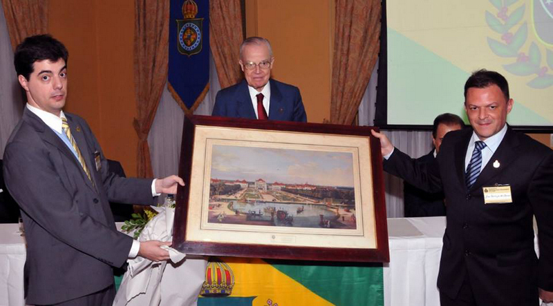 JF por aí: Monarquia no Rio: O 27° Encontro Monárquico Nacional, realizado no Windsor Flórida Hotel, no Rio, marcou as comemorações dos 79 anos do príncipe dom Luiz de Orleans e Bragança. Representantes do Círculo Monárquico de Juiz de Fora, Nathan Ramalho dos Reis e Jean Menezes do Carmo (na foto) , presentearam o aniversariante (representado por seu irmão, dom Bertrand) com uma gravura do século XIX, do Castelo de Nynphenburg, na Baviera, onde os seus pais se casaram há 80 anos.