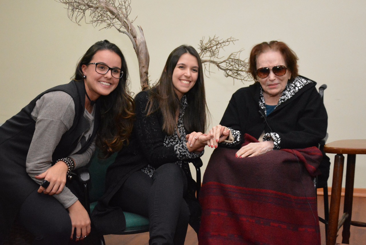 Eles acontecem: Gláucia Simas e Bárbara Riolino, jornalistas da Tribuna de Minas, durante um bate-papo informal com a grande cantora Bibi Ferreira, anteontem, no Premier Hotel.