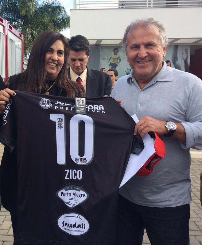 JF figura entre as cidades que aderiram a “Marcha Nacional pela vida dos policiais” 2 A presidente do Tupi, Myrian Fortuna entregou uma camisa personalizada do clube ao ex-craque Zico, em tarde festiva no CFZ Foto: Gilze Bara