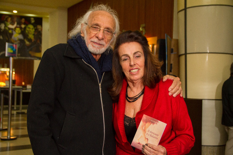 Neuza Marsicano clicada com o escritor Ismair Zaghetto, no lançamento do livro “O Almirante e a Bailarina”, no Alameda