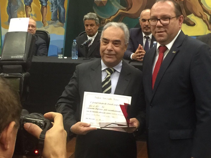 João Matos recebendo o troféu das mãos do vice-presidente da CDL/BH, Marcelo de Souza e Silva. Foto: João Carlos Amaral