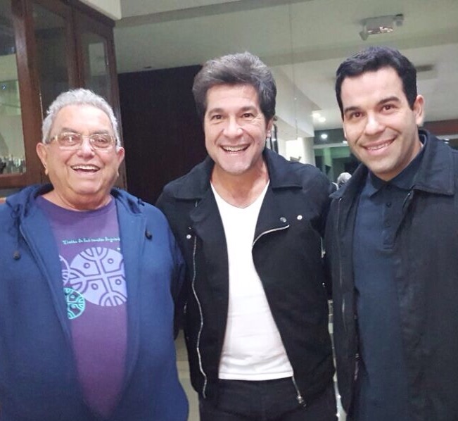 Na fronteira da ‘guerra’ carioca 1 O cantor Daniel, grande atração da Festa da Banana em Piau, clicado com Juarez Coutinho e o neto Renato, no Coqueiro Parc Hotel