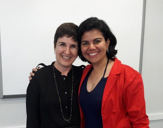 Orientação sobre os prematuros: Já está disponível ‘on line’ o livro “A história de Sofia”, de Rayla Lemos, da Faculdade de Fisioterapia da UFJF, baseado em sua pesquisa de doutorado, que teve orientação da professora Maria Veríssimo (de preto, na foto com a autora). Dirigida aos pais de filhos prematuros (nascidos antes da 36ª semana de gestação) a obra-ilustrada e interativa - reúne informações importantes sobre o desenvolvimento e a saúde da criança. Foto: Arquivo Pessoal