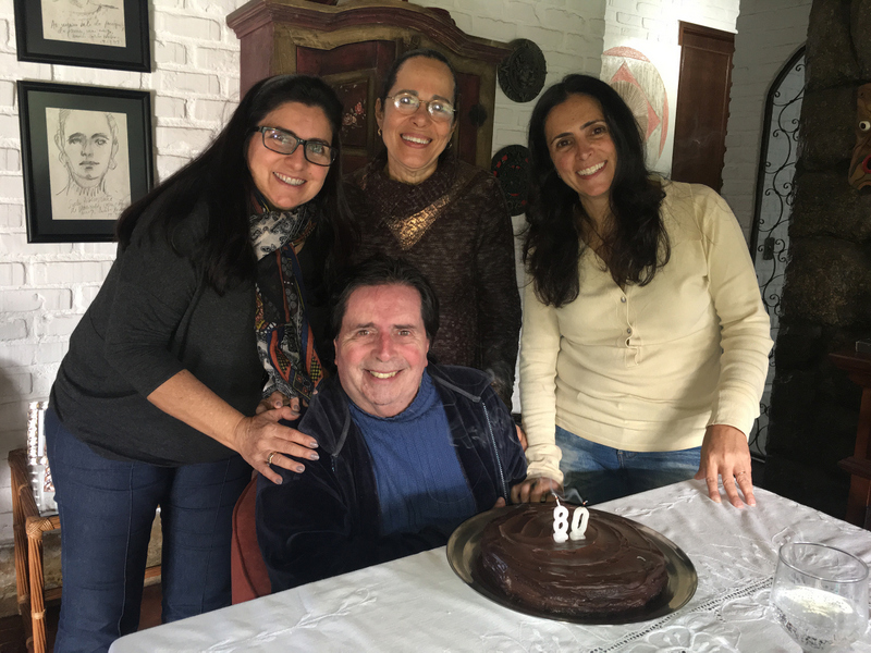 Na comemoração de seus 80 anos, Maurício Mattos Ribeiro ladeado pelas filhas Cláudia e Patrícia e a mulher Suely, no Novo Horizonte 