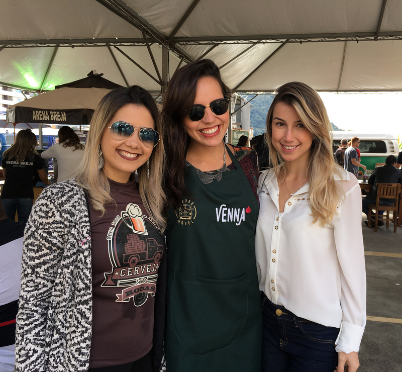 Kamilla Barros, Isabella Aouila e Thaís de Landa Gonçalves no festival Cerveja Sobre Rodas, que movimentou o Bretas Estrela Sul 