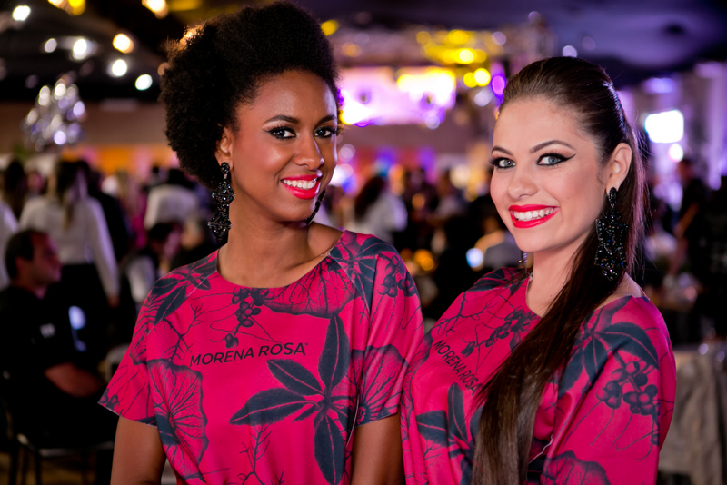 Carolina Marinati e Paula Mendes integraram o time de elegantes recepcionistas da Feijoada 25 anos Foto: Brendha Torres
