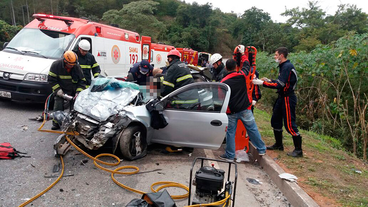 Batida frontal entre dois carros deixa seis pessoas mortas na BR-040 em Juiz de Fora 1 acidente 040 divulgação PRF 3