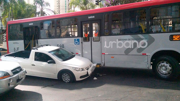 Batida entre ônibus e picape tumultua trânsito na Rio Branco 1 acidente julio 3