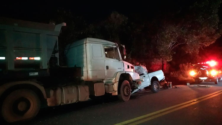Motorista morre em colisão frontal entre caminhonete e carreta na MG-270 1 acidnete entre rios 2
