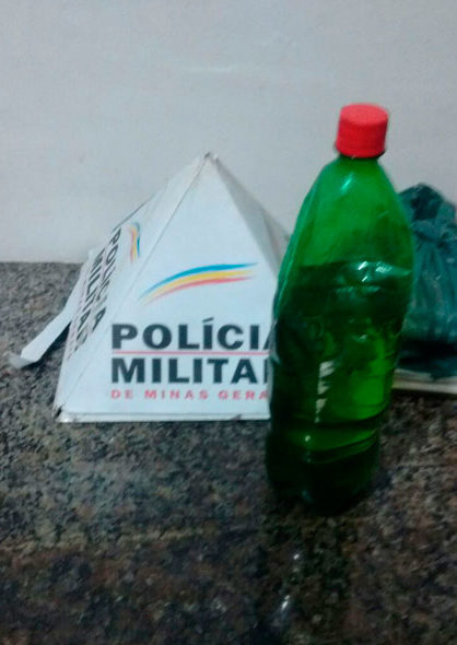 Pai e filho são flagrados furtando gasolina de moto em São Mateus 1 gasolina furtada e1501240311794
