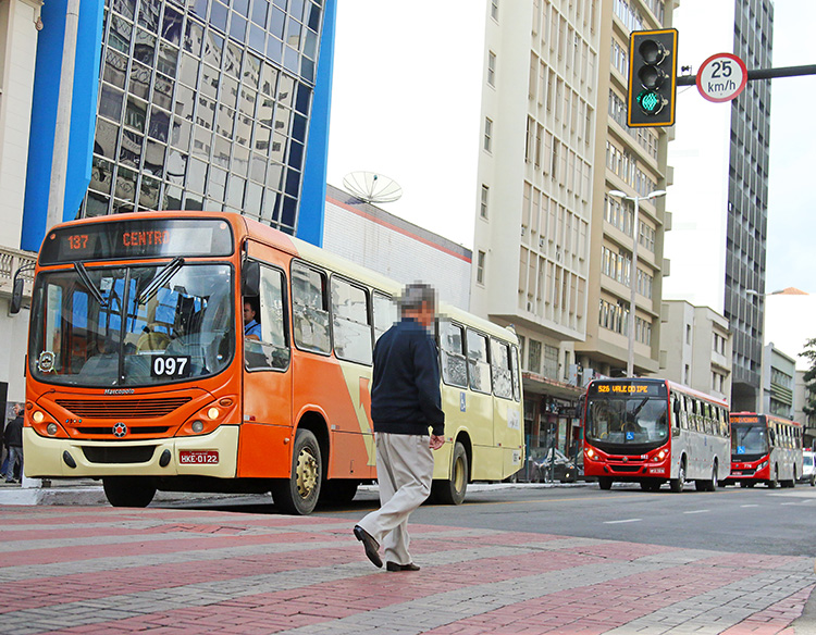 Mesmo na faixa, pedestre se arrisca na Rio Branco ao cruzar a avenida com o sinal verde. Foto: Felipe Couri