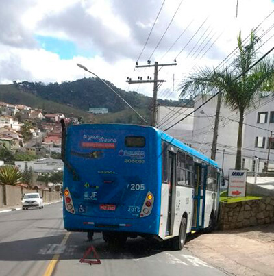 Ônibus bate em muro na descida da Garganta do Dilermando 1 onibus garganta Leandro Habel