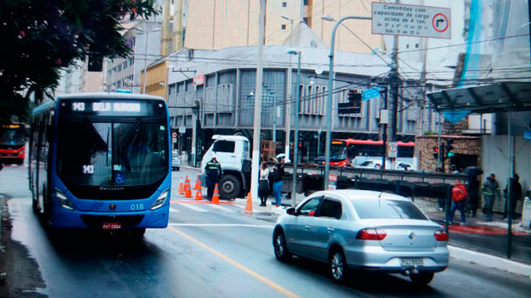 Caminhão quebra e interdita trânsito em um dos principais cruzamentos de Juiz de Fora 2 onibus quebrado couri