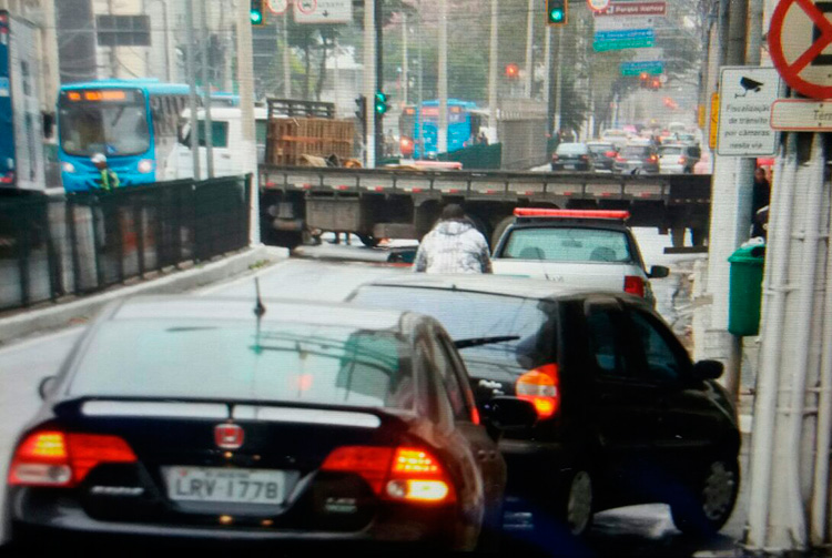 Caminhão quebra e interdita trânsito em um dos principais cruzamentos de Juiz de Fora 1 onibus quebrado couri2