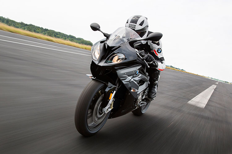 Mais leve e potente BMW S 1000 RR chega ao mercado 10 ra110717 01
