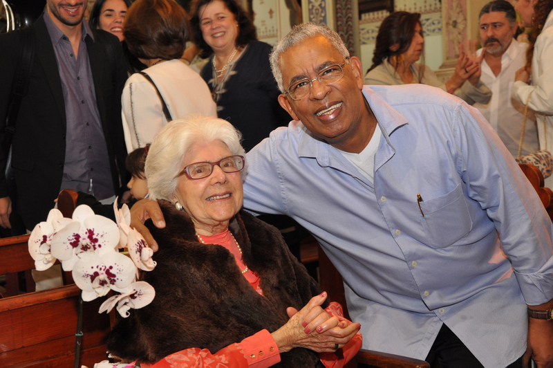 Dona Célia Couto Teixeira comemorou seu centenário 1 Após a missa em Ação de Graças pelos seus 100 anos, dona Célia Couto Teixeira recebeu os cumprimentos do celebrante, padre José Léles da Silva, na Capela do Senhor dos Passos. Foto: Wólmer Monteiro