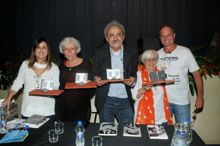 Daniela Arbex, Cristina Bicalho Chacel, Ancelmo Góis, Marília Guimarães e o coordenador da FliMinas, Carlos Oscar Niemeyer Magalhães, em Rio Novo Foto: Andréa Ottoni