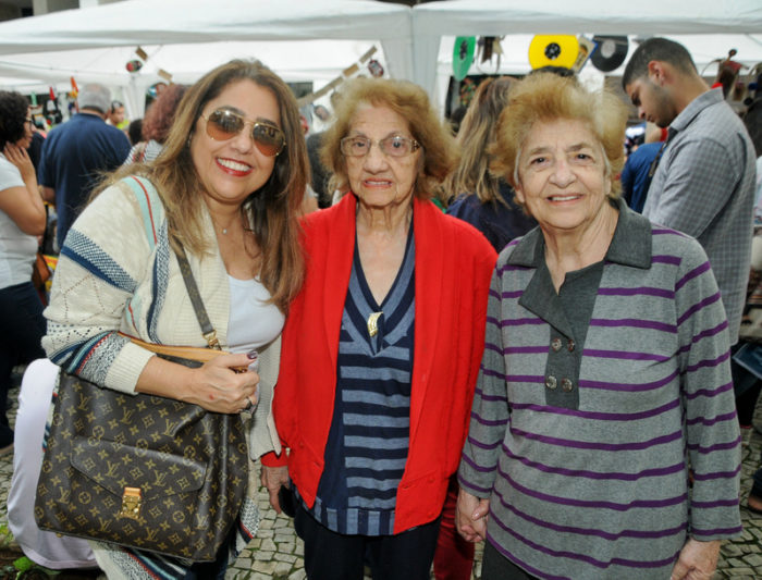Ana Clara Valle Americano conquistou uma medalha de ouro no Campeonato de Natação 3 Adriana com a mãe Saada Dib e a tia Nilza Dib em tarde informal no Parque Halfeld Foto: Andréa Ottoni