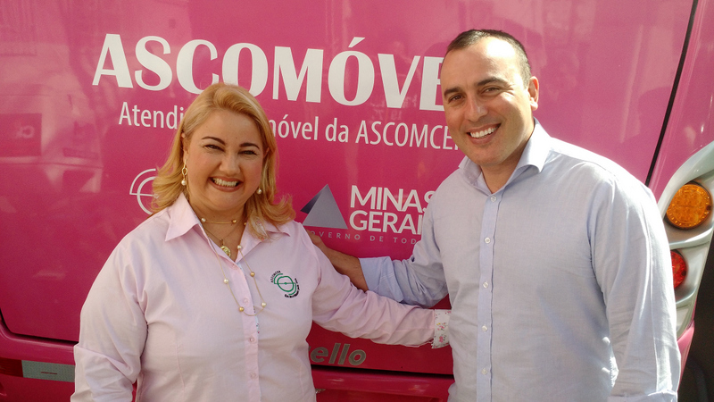 A presidente da Ascomcer, Alessandra Sampaio e o deputado Noraldino Júnior, na entrega do ônibus adaptado para exame de mama