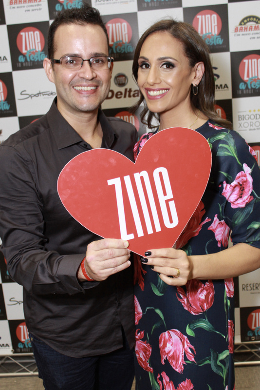 Faz sucesso a cobertura do Happy Hour na primeira edição do Encontro com CR 3 O anfitrião Alexandre Silveira e Amanda Firjam na festa de 18 anos do Zine Cultural Foto: Wagner Emerich