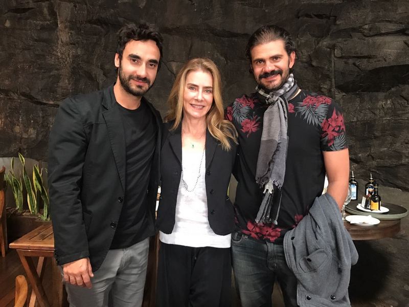 Diretor da Fripai, Marcelo Detoni participa da TecCarne 1 Maitê Proença, ladeada por Gabriel Godoy e Tairone Vale, após gravação do curta-metragem "Sinopse", no almoço da Assunta
