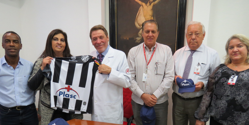 Faz sucesso a cobertura do Happy Hour na primeira edição do Encontro com CR 2 Jarbas Raphael Cruz, a presidente do Tupi, Myrian Fortuna, o presidente da Santa Casa, Renato Loures, o vice Arnaldo Villela de Andrade, Aloysio Goreske e Cláudia Ribeiro Marques na renovação de contrato do Plasc com o clube carijó