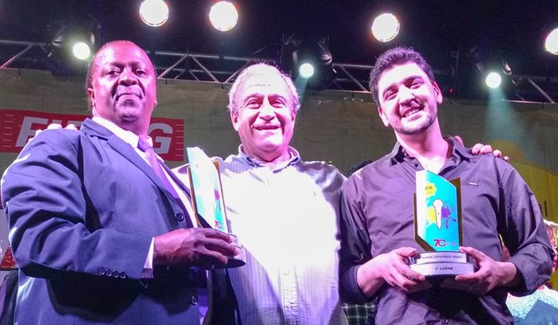 O gerente dos clubes do Sesi, José Antônio Bara Miguel, ladeado pelos vencedores Joel Luis Gonçalves da Silva Rosa (Fripai - categoria interpretação) e Jonas Medeiros da Cunha (Correios – categoria música inédita), no festival de música