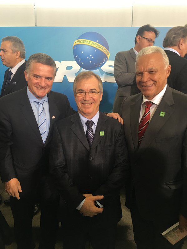 Procedente de São Paulo, Oscar Nestarez chega amanhã a Rio Novo para falar sobre literatura 1 Jovino Campos com o presidente da Abras, João Sanzovo Neto e o ex-presidente José Humberto Pires de Araujo ontem, no Palácio do Planalto, na solenidade em que o presidente Michel Temer assinou o decreto para a abertura dos supermercados aos domingos e feriados