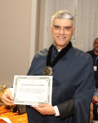 Gastronomia e turismo, destinos inseparáveis 4 Posse na Academia da Moda: Formado em educação artística na UFJF onde foi homenageado com a “Medalha JK", em 2008, o professor João Braga acaba de ser nomeado para a Academia Brasileira da Moda. Primeiro docente de carreira a ingressar na ABM, ele vai ocupar a cadeira de número 39, cujo patrono é Caio de Alcântara Machado, visionário empreendedor do setor industrial e criador da Fenit. A cerimônia de posse, no Rio, foi organizada pela academia junto com o Instituto Zuzu Angel, ambos presididos pela jornalista Hildegard Angel - filha da estilista Zuzu Angel. Autor de 11 livros na área da moda, o novo acadêmico leciona nas faculdades Santa Marcelina e Armando Álvares Penteado.