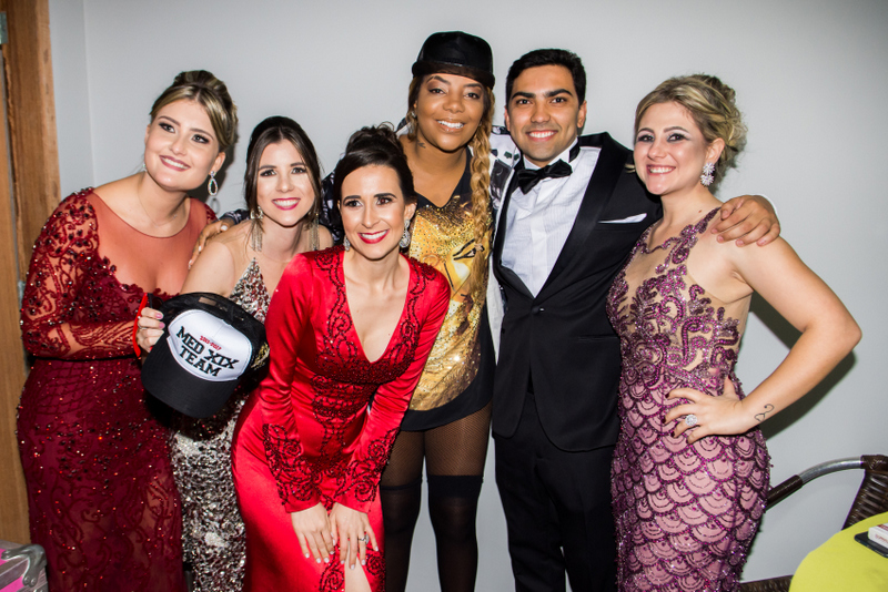 Ana Clara Valle Americano conquistou uma medalha de ouro no Campeonato de Natação 1 Na festa dos formandos em medicina na Unipac, Letícia Sperandio, Leatrice Schubert, Maria Laura Spíndola, José Ismar de Assis e Mikaella Torres, ladeando a funkeira Ludmila, no Terrazzo