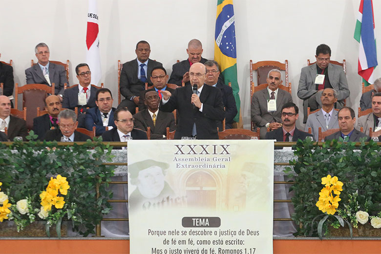 Em JF, Meirelles desconversa sobre possível candidatura 1 MEIRELLES NA IGREJA FELIPE